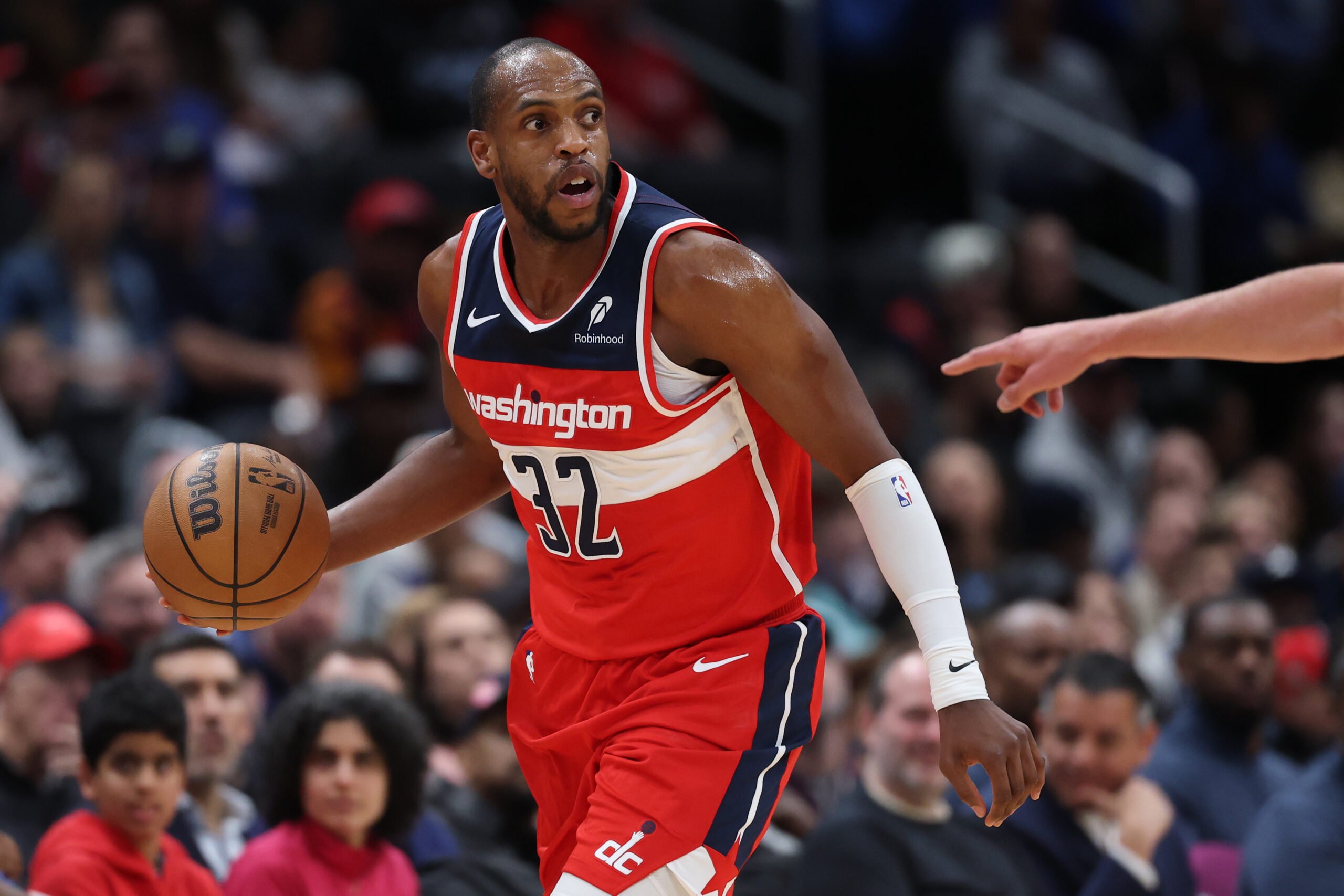 Unexpected Contenders Emerge as Top Favorites to Secure Khris Middleton – Who’s Leading the Race?
