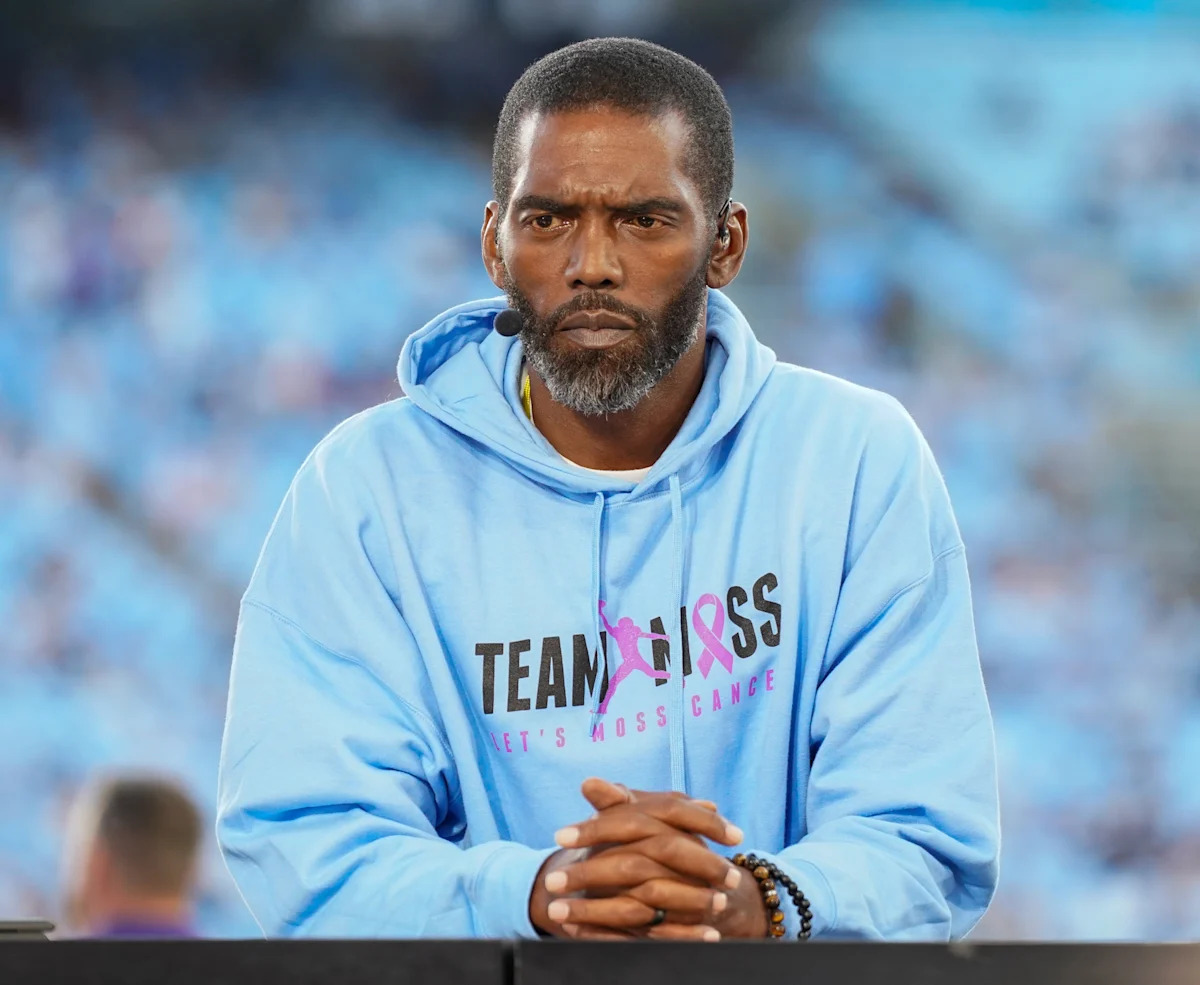 Randy Moss Rings Bell in Powerful Ceremony Marking Triumph Over Cancer—What Happens Next Will Shock You