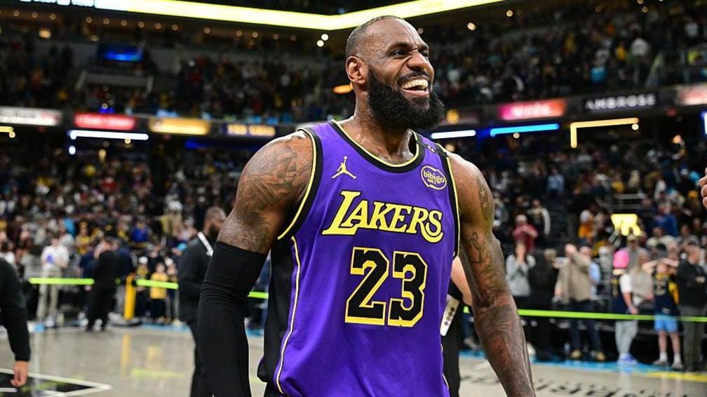 "LeBron's Last-Minute Heroics Spark Lakers' Stunning Comeback to Break Losing Streak!"