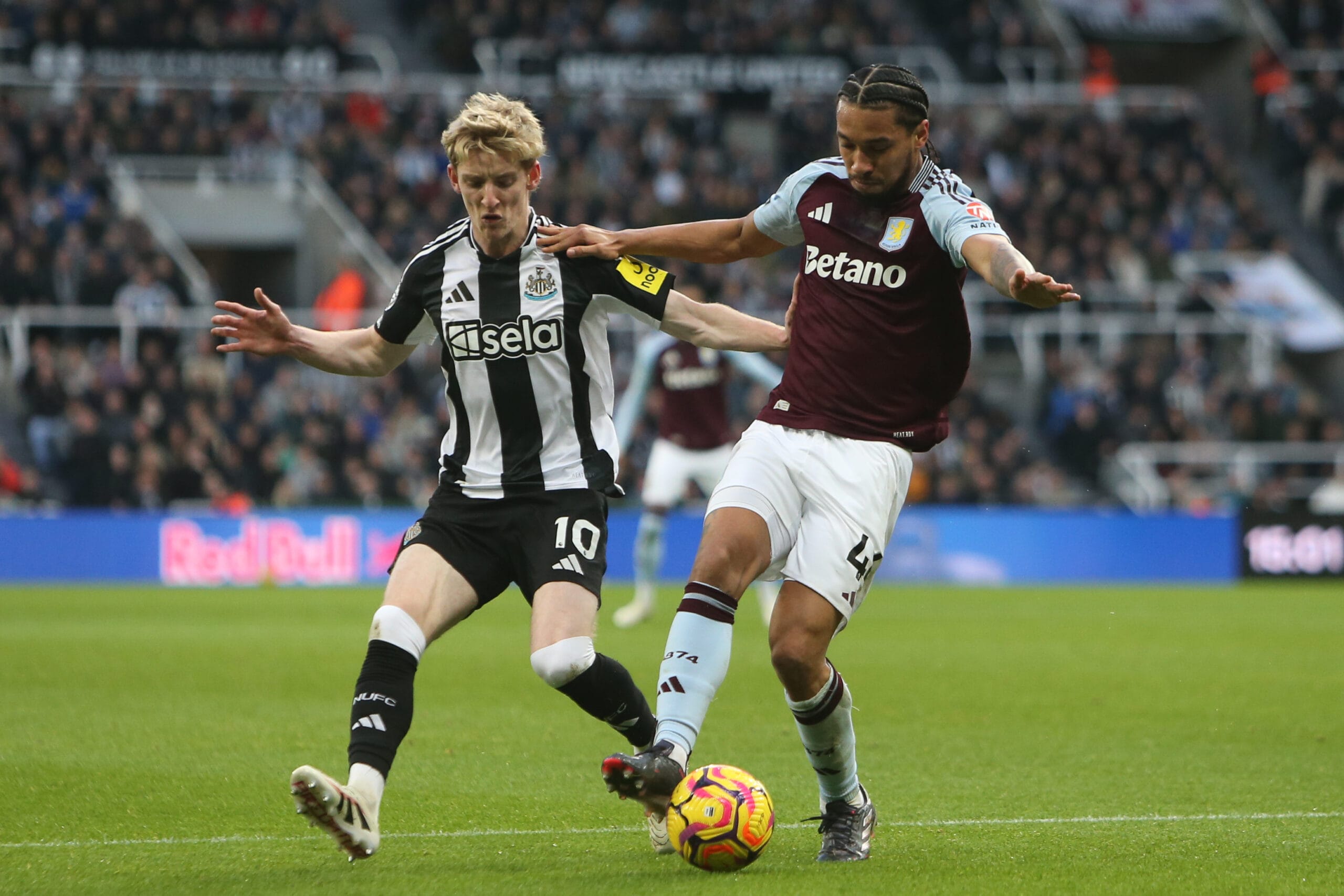 "Aston Villa vs Newcastle Clash: Who Will Emerge as the Dark Horse in the Premier League Race? Watch Live!"