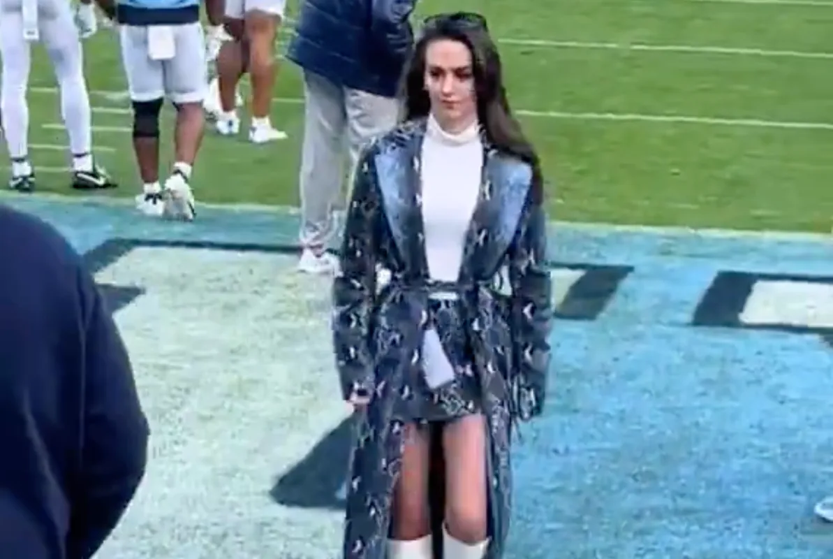 "Controversy Unfolds: Bill Belichick's Girlfriend Sparks Debate with Her Shocking Behavior at UNC Spring Game!"