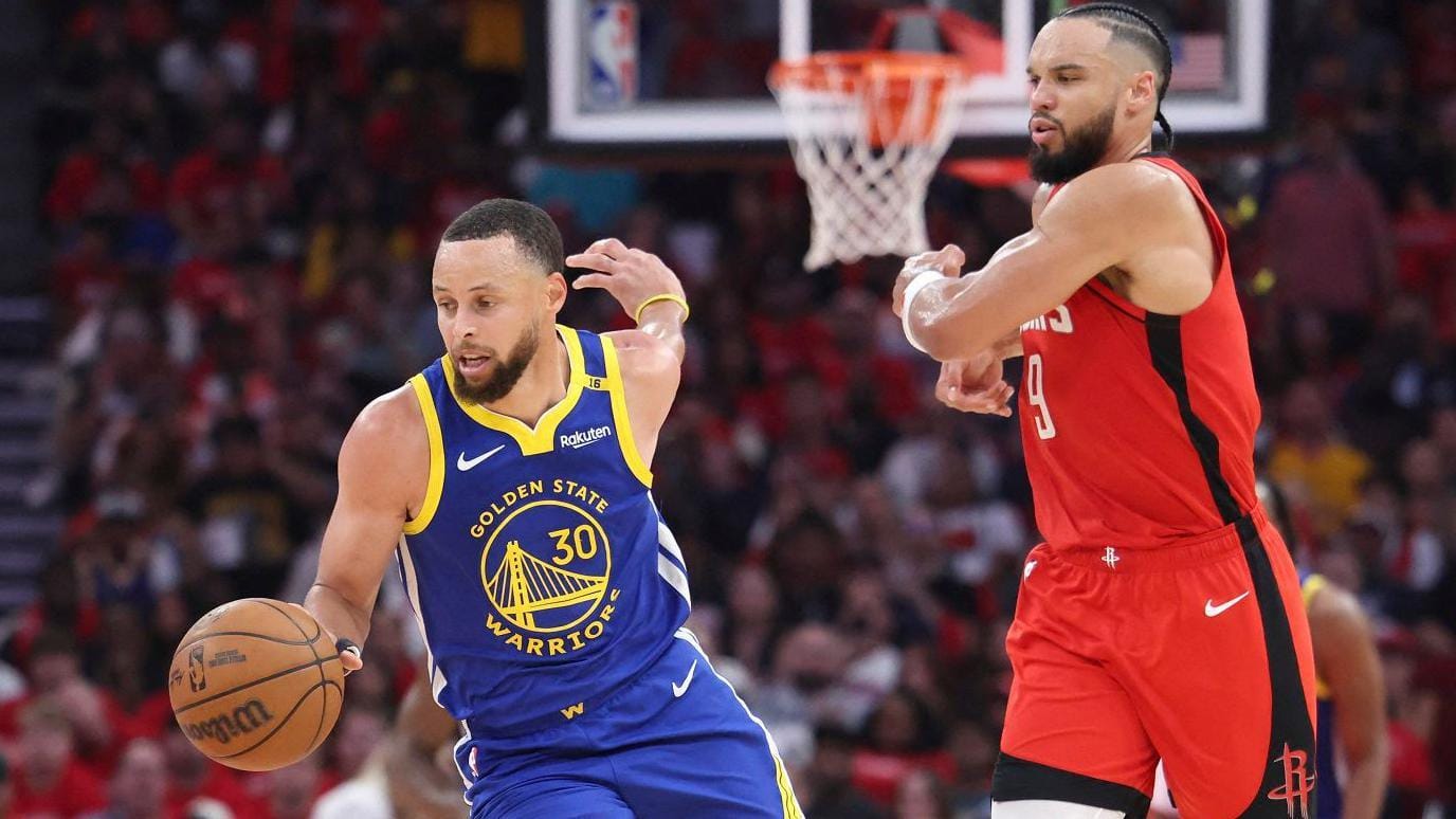 "Curry&apos;s Clutch Performance Catapults Warriors Over Rockets in Playoff Thriller"