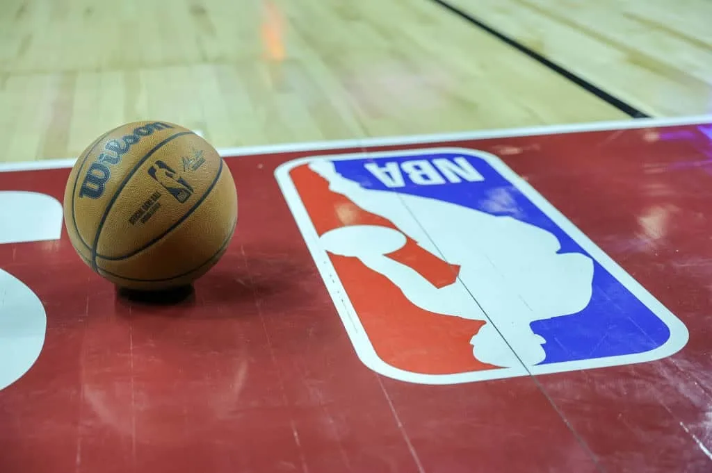 Ex-NBA Star Shocks League: Labels Iconic Team&apos;s Supporters &apos;Front-Runners&apos;, Sparks Fan Frenzy