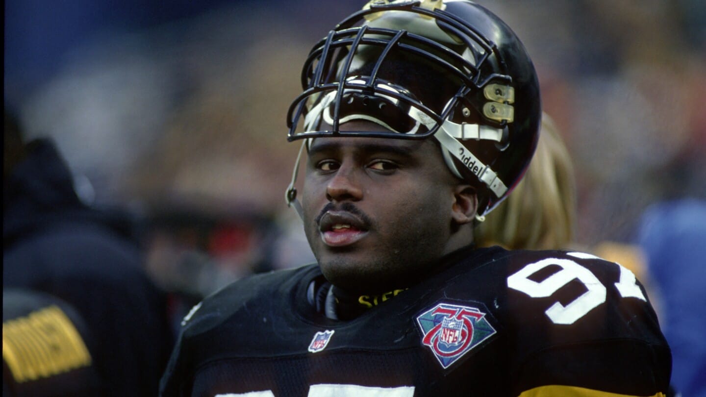 "From High School to NFL Stardom: The Unbelievable Journey of Ray Seals Ends at 59"