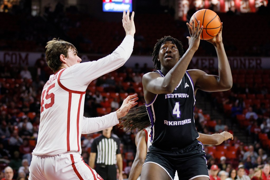 "Gophers Snag Towering Transfer Center: A Game-Changer from Central Arkansas?"