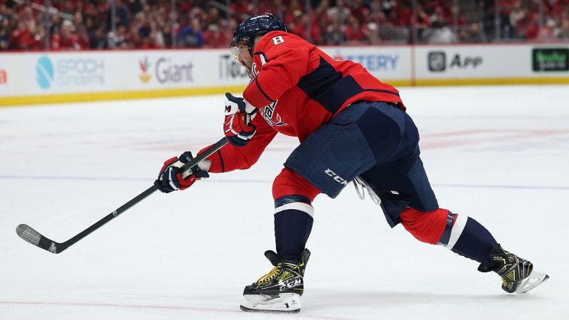 "Historic Night: Ovechkin Surpasses the Unthinkable as He Matches Gretzky's Legendary Goal Record!"