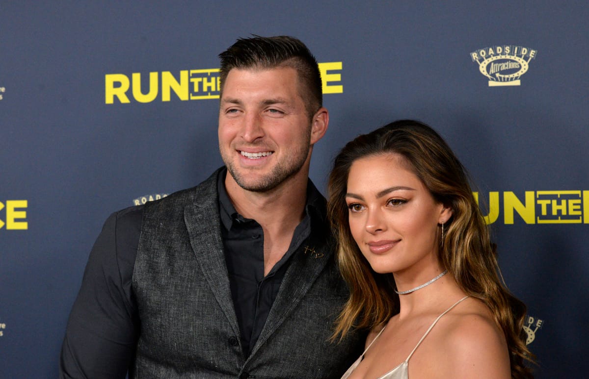 "Inside Tim Tebow's Glamorous World: How His Wife Turned Heads at the White House in a Daring Ensemble!"
