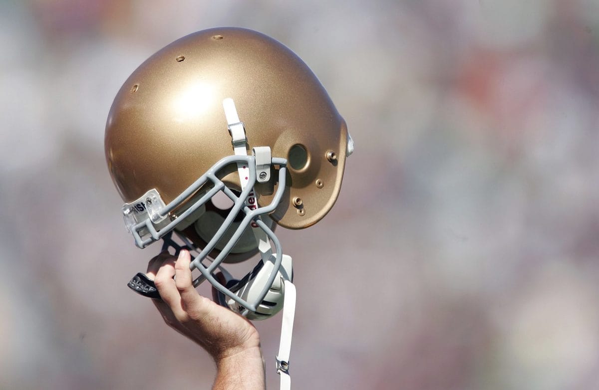 "Shocking Loss: Notre Dame Football Icon Passes Away, Leaving Fans in Mourning"