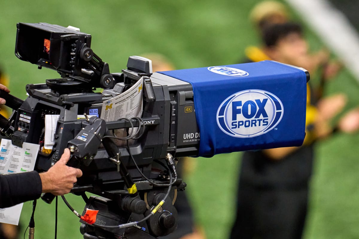 "Shockwaves in Sports: FOX College Football Announcer Announces Stunning Departure Before 2025 Season!"