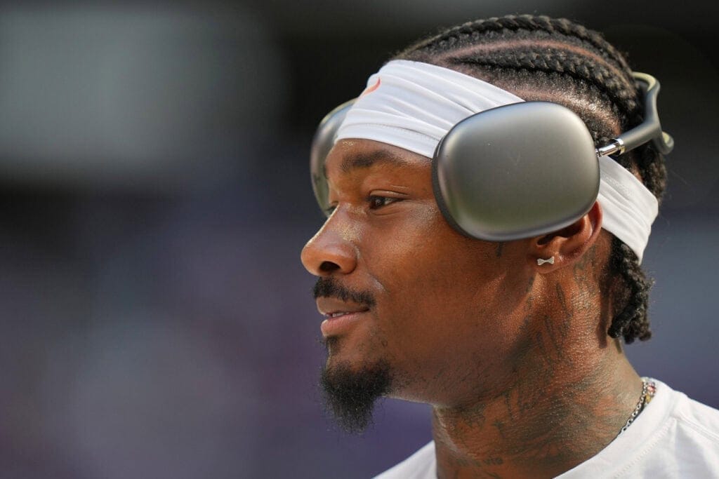 "Stefon Diggs Shocks Fans with Surprising Jersey Number Choice After Joining Patriots!"