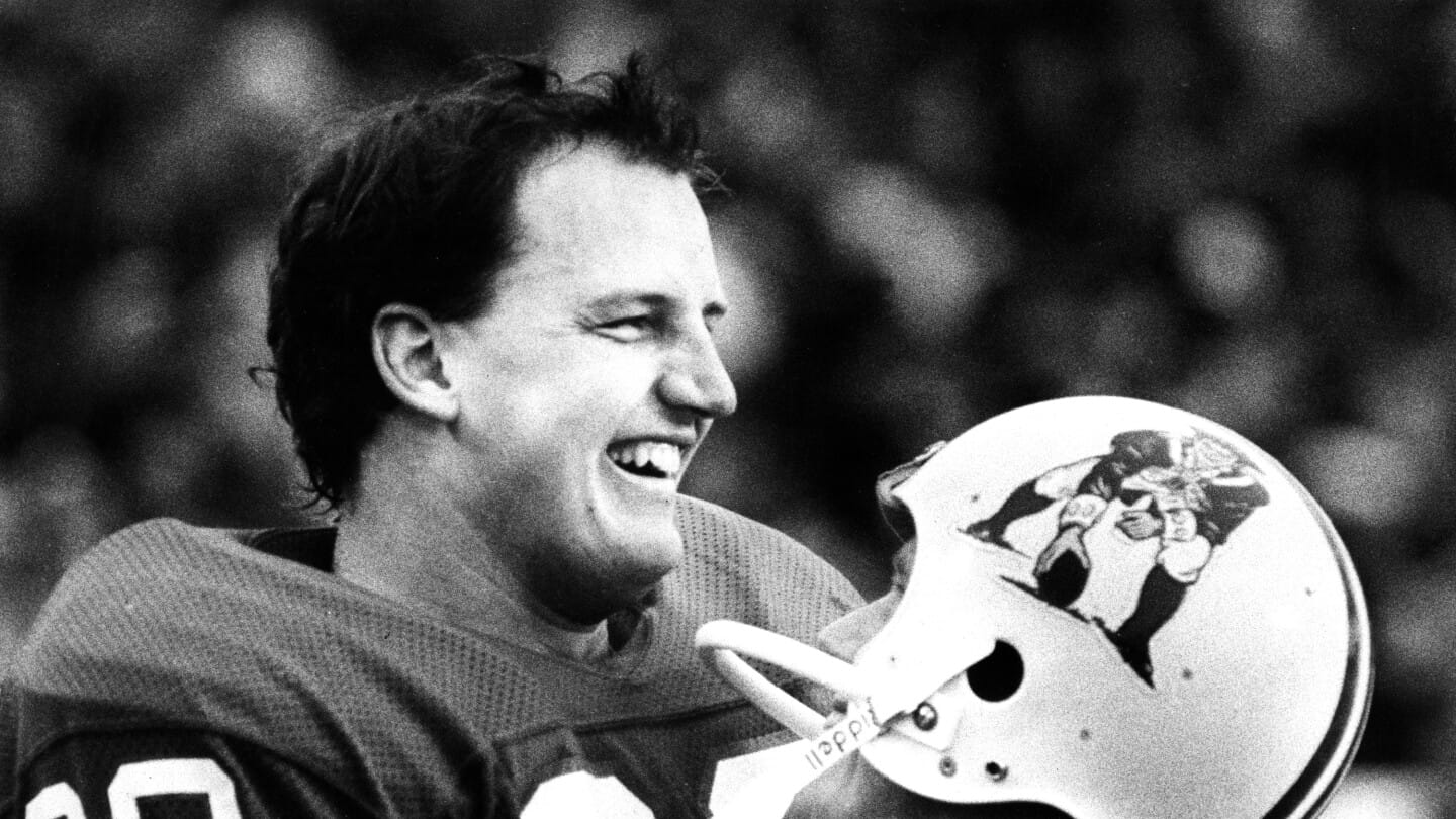 "Tragic Goodbye: NFL Legend Don Hasselbeck's Sudden Cardiac Arrest Leaves Fans in Shock"
