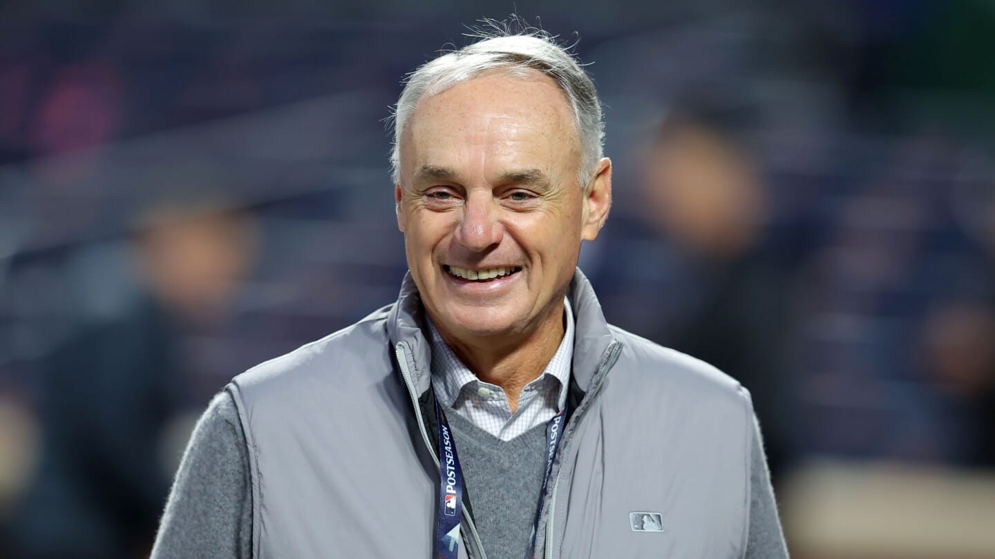"Under Fire: MLB Commissioner Manfred Champions Controversial 'Torpedo Bats' and Predicts Robot Umpires by 2026—What This Means for the Future of the Game!"