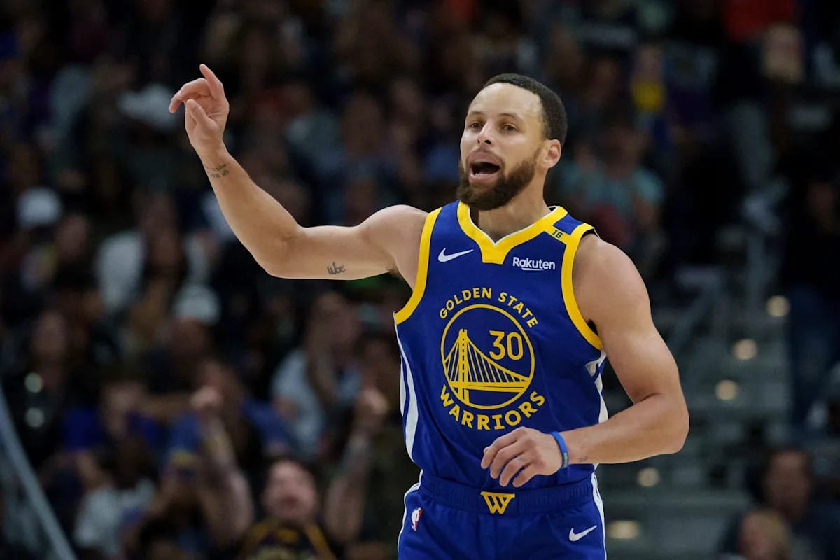 "Unstoppable Curry Ignites Madness with 52 Points and 12 Threes in Thrilling Warriors Victory!"