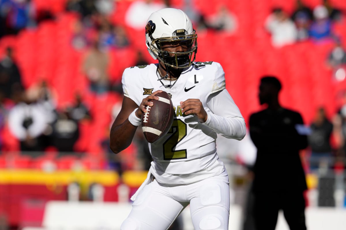 "Veteran NFL QB Issues Cryptic Warning to Shedeur Sanders: Is a Major Showdown on the Horizon?"