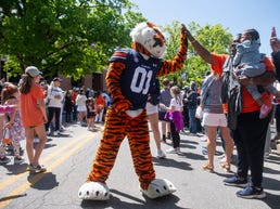 Auburn’s 2026 Defensive Lineman Prospect Shocks Experts, Lands Top-Five Finalist Spot—What’s Next?