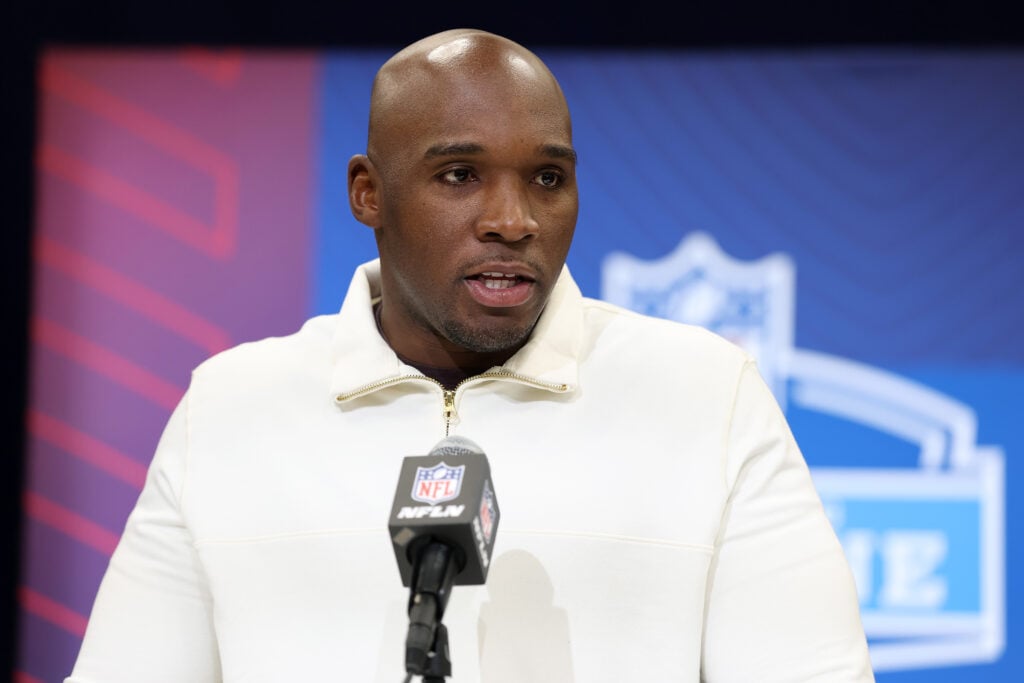 DeMeco Ryans Drops Unexpected Strategy for Rookie Offensive Lineman That Could Change the Game