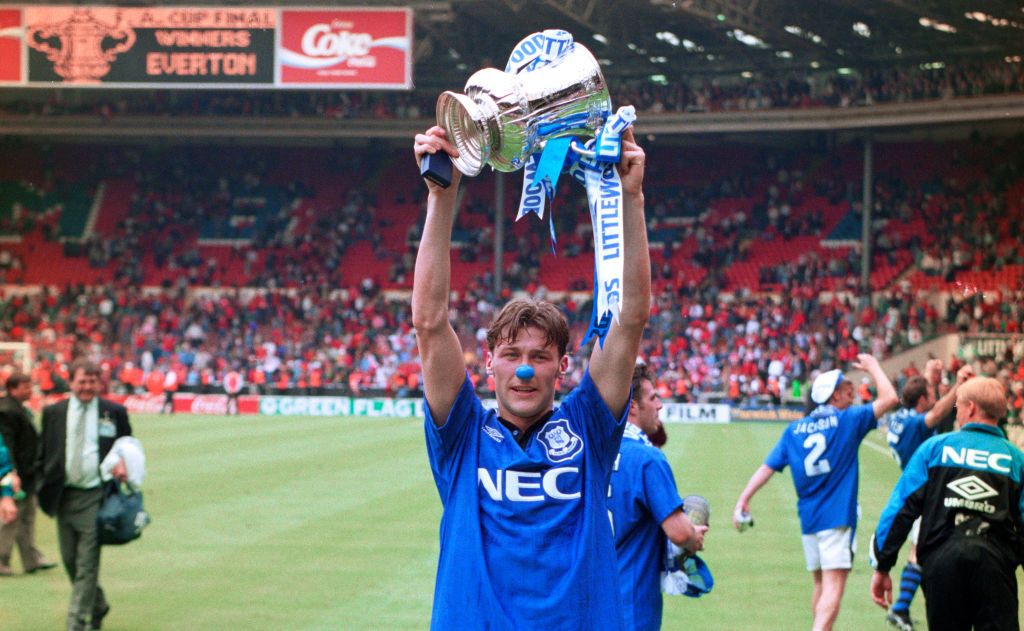 Inside Duncan Ferguson’s Unseen Battle: How Ruud Gullit and Glenn Hoddle Sparked a Shocking Move from Everton to Newcastle