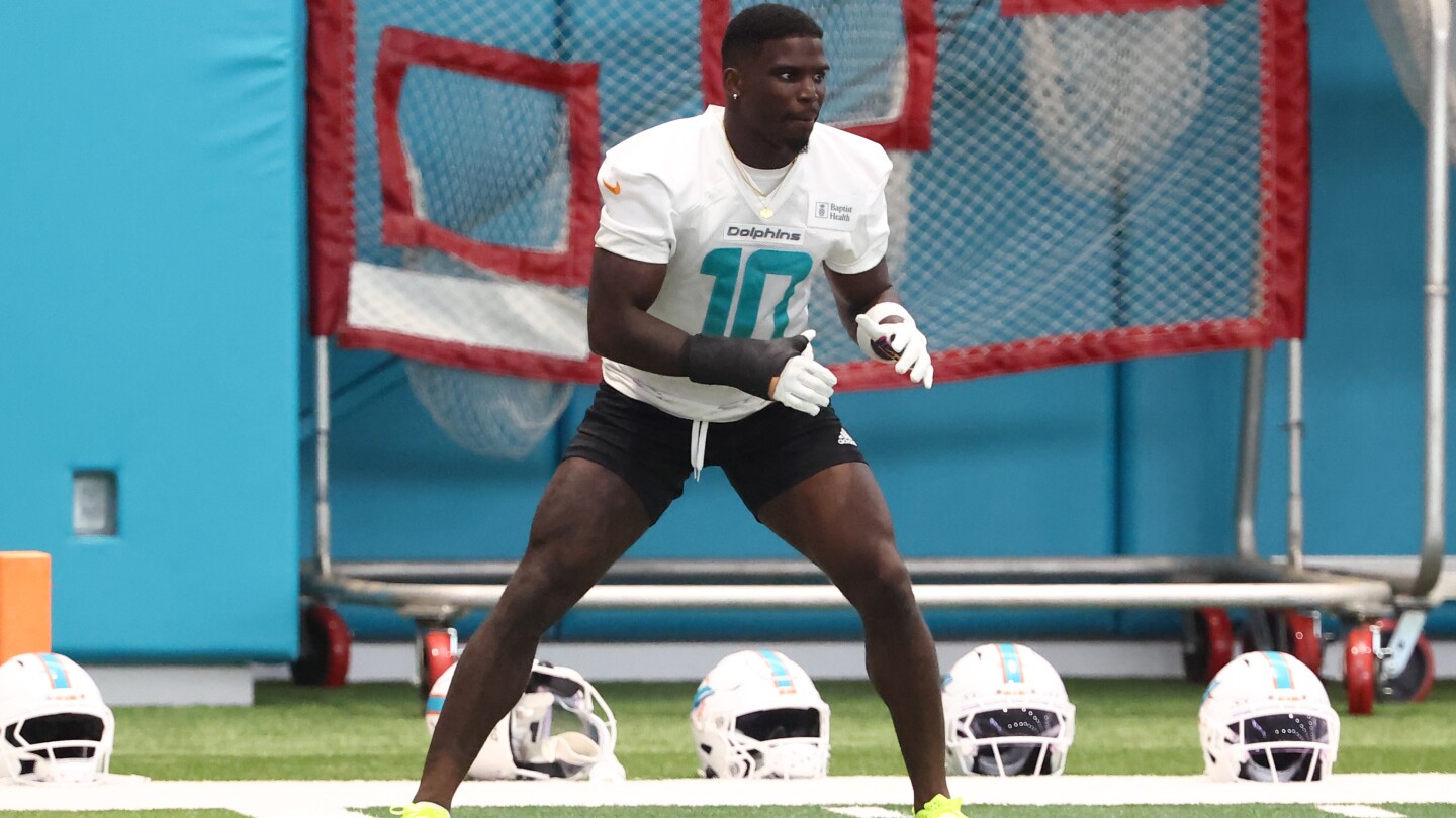 Mike McDaniel Reveals Shocking Extent of Tyreek Hill’s Unseen Effort During Wrist Surgery Recovery