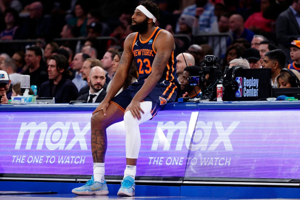 Mitchell Robinson’s Bizarre Free Throw Mishap Has Fans Stunned—You Won’t Believe What Happened Next!
