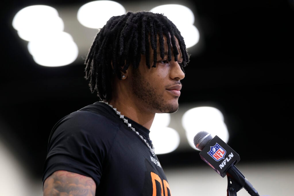Omarion Hampton’s Mind-Blowing Footwork Leaves Fans Asking: How Does He Move Like That?