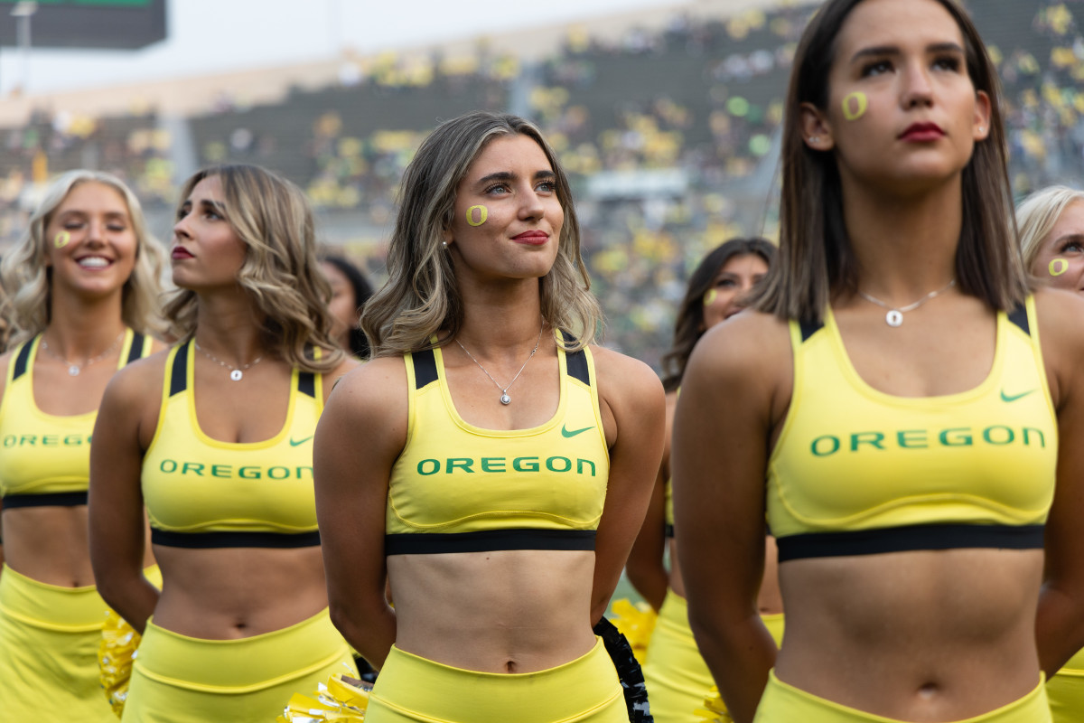 Oregon Cheerleader’s Stunning Offseason Photo Sparks Wild Speculation Online