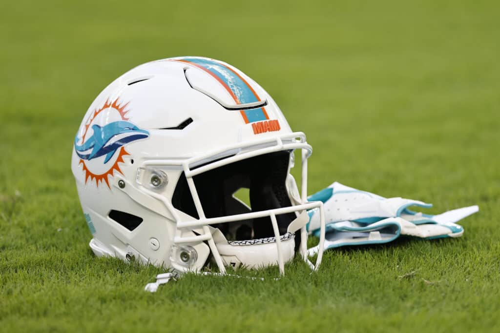 Tragic Loss: Former Dolphins Star’s Sudden Passing Leaves Fans Stunned