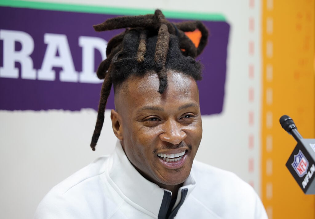 DeAndre Hopkins Stuns Fans with Unveiling of Mysterious New Ravens Gear—What’s Next for the Star Receiver?