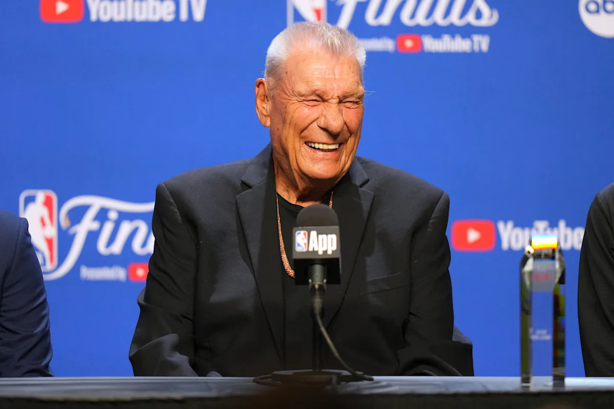 Ex-Mavs Coach Don Nelson Sparks Controversy by Wearing Luka Dončić’s Shoes at Lifetime Achievement Award Ceremony