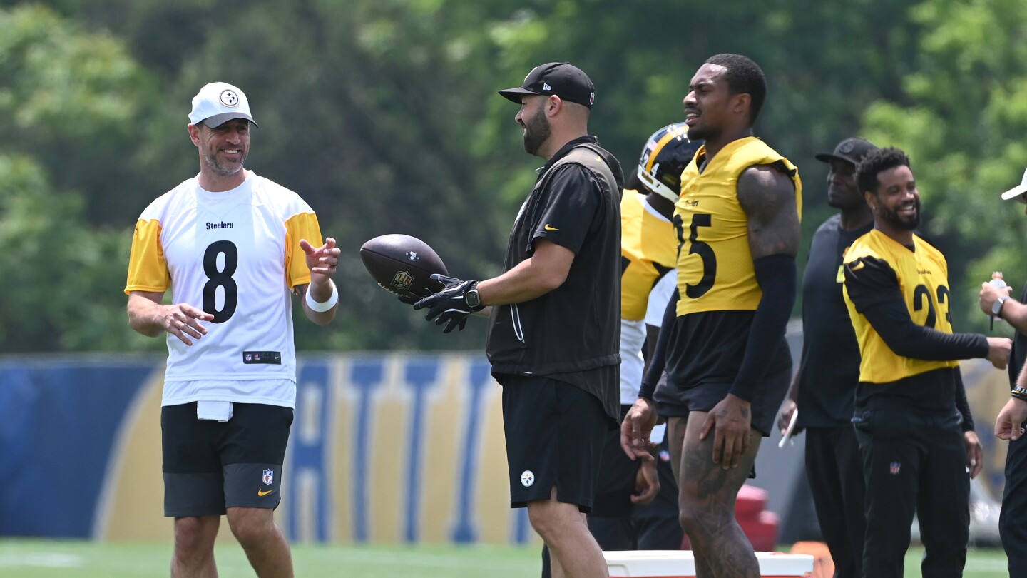 Inside Steelers Receivers Coach Zach Azzanni’s Surprising Connection with Aaron Rodgers That Could Change Everything