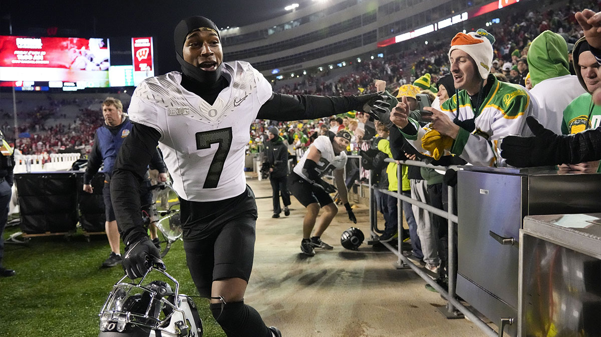 Oregon’s Evan Stewart Breaks Silence After Shocking Injury: What’s Next for the Star Player?