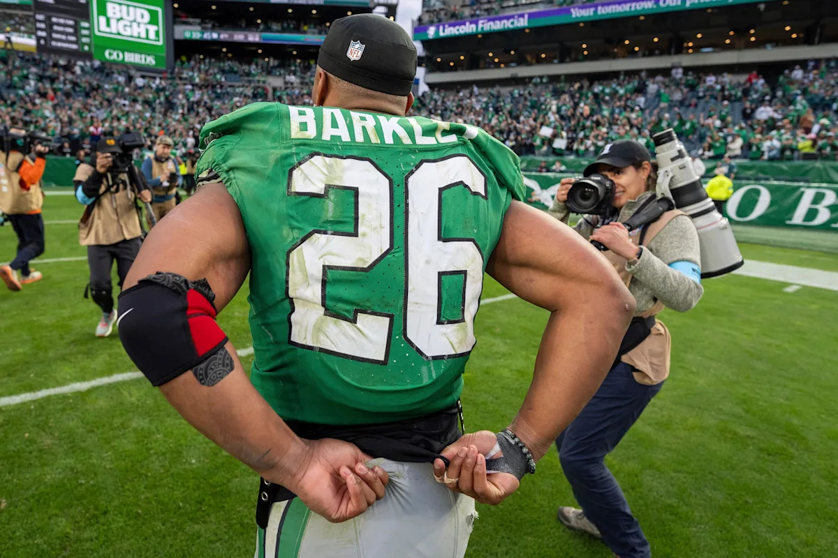 Saquon Barkley’s Surprising Rise Shocks NFL Fans and Outsells Jalen Hurts in 2024 Merch Frenzy