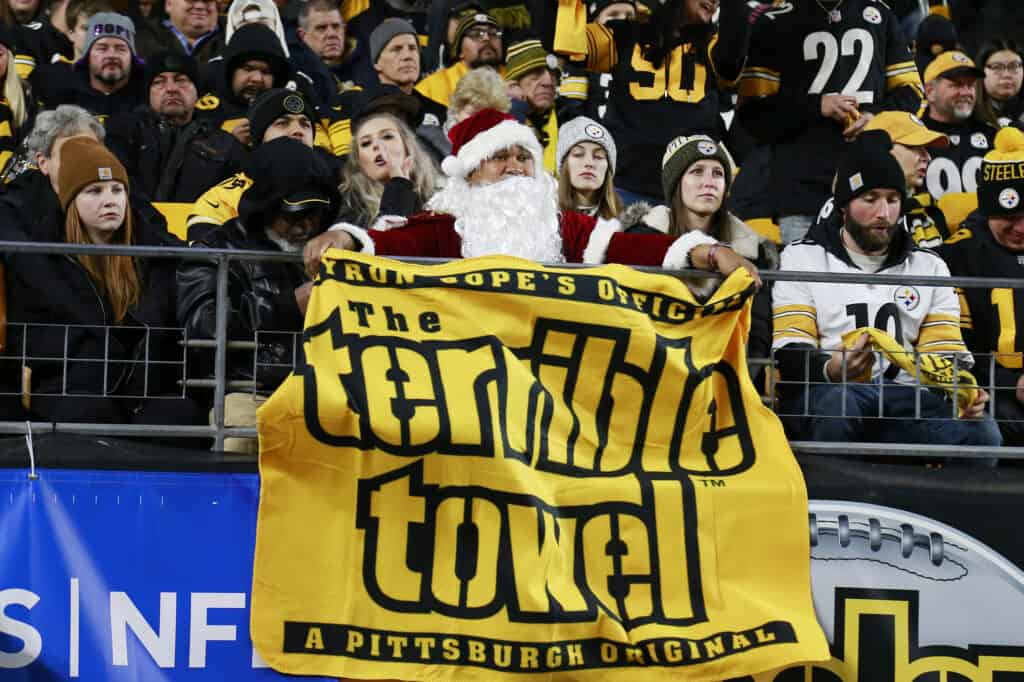 Steelers Shock Fans: Two Surprising QBs Chosen Over Aaron Rodgers Before Draft Decision Revealed