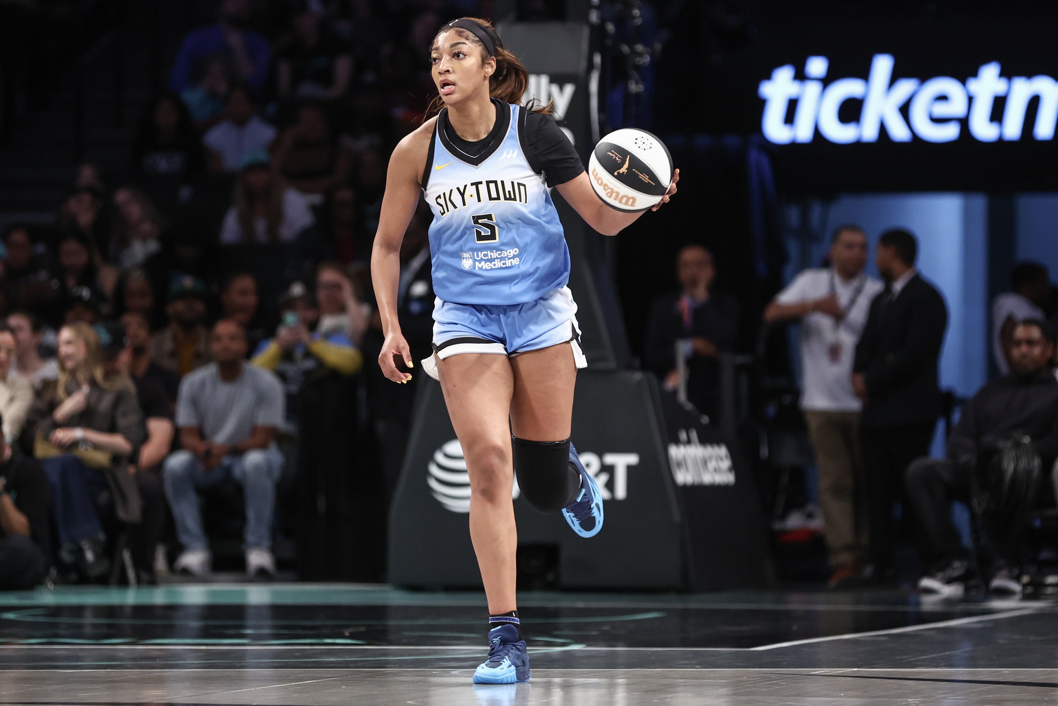 Unseen Moments: Lisa Leslie’s Surprise Hug for Angel Reese Sparks WNBA Buzz