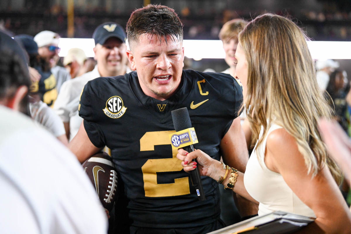 Vanderbilt Quarterback’s Bold Prediction Sparks Outrage and Laughter Among College Football Fans – What Did He Say?
