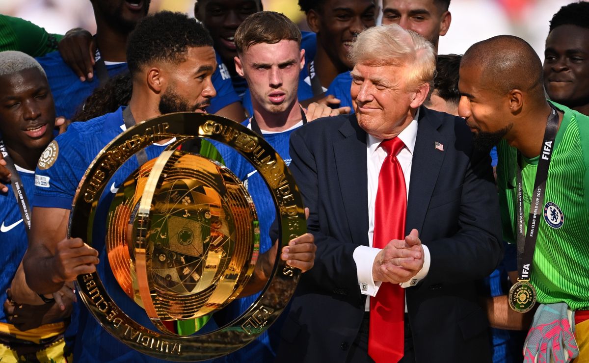 Donald Trump’s Unexpected Move with FIFA Club World Cup 2025 Trophy Sparks Controversy at White House Ceremony