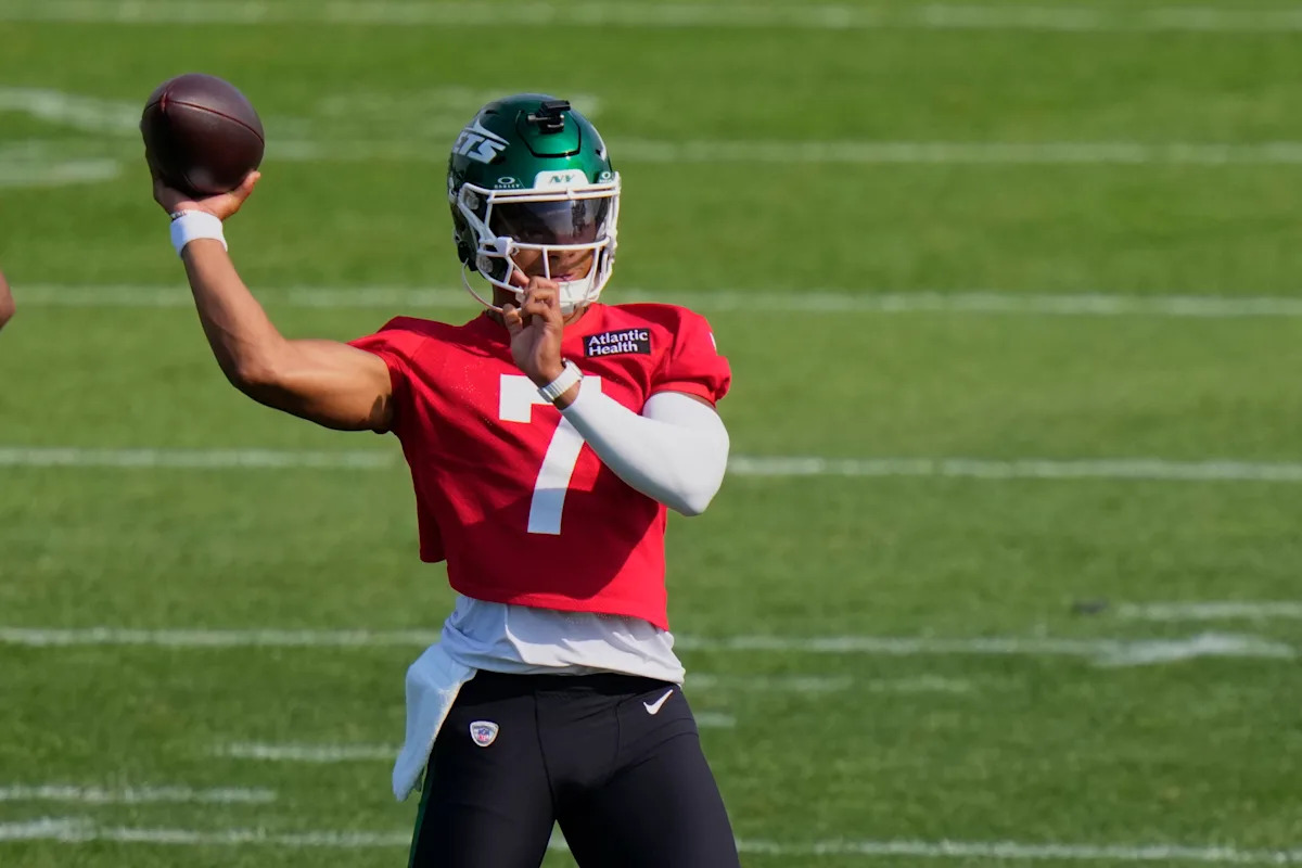 Jets QB Justin Fields Battles Through Pain: Dislocated Toe Fails to Sideline Him from Practice!