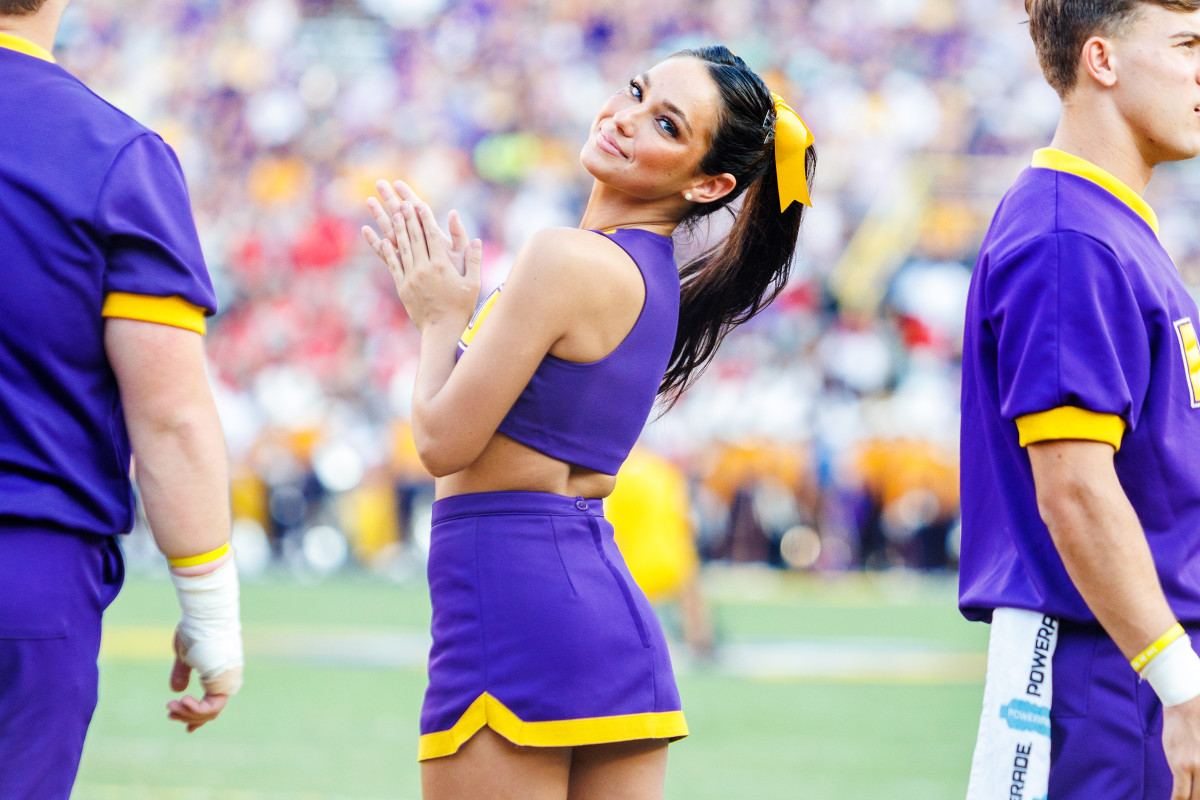 LSU Cheerleader’s Beach Photo Sparks Wild Reactions—You Won’t Believe What Happened Next!