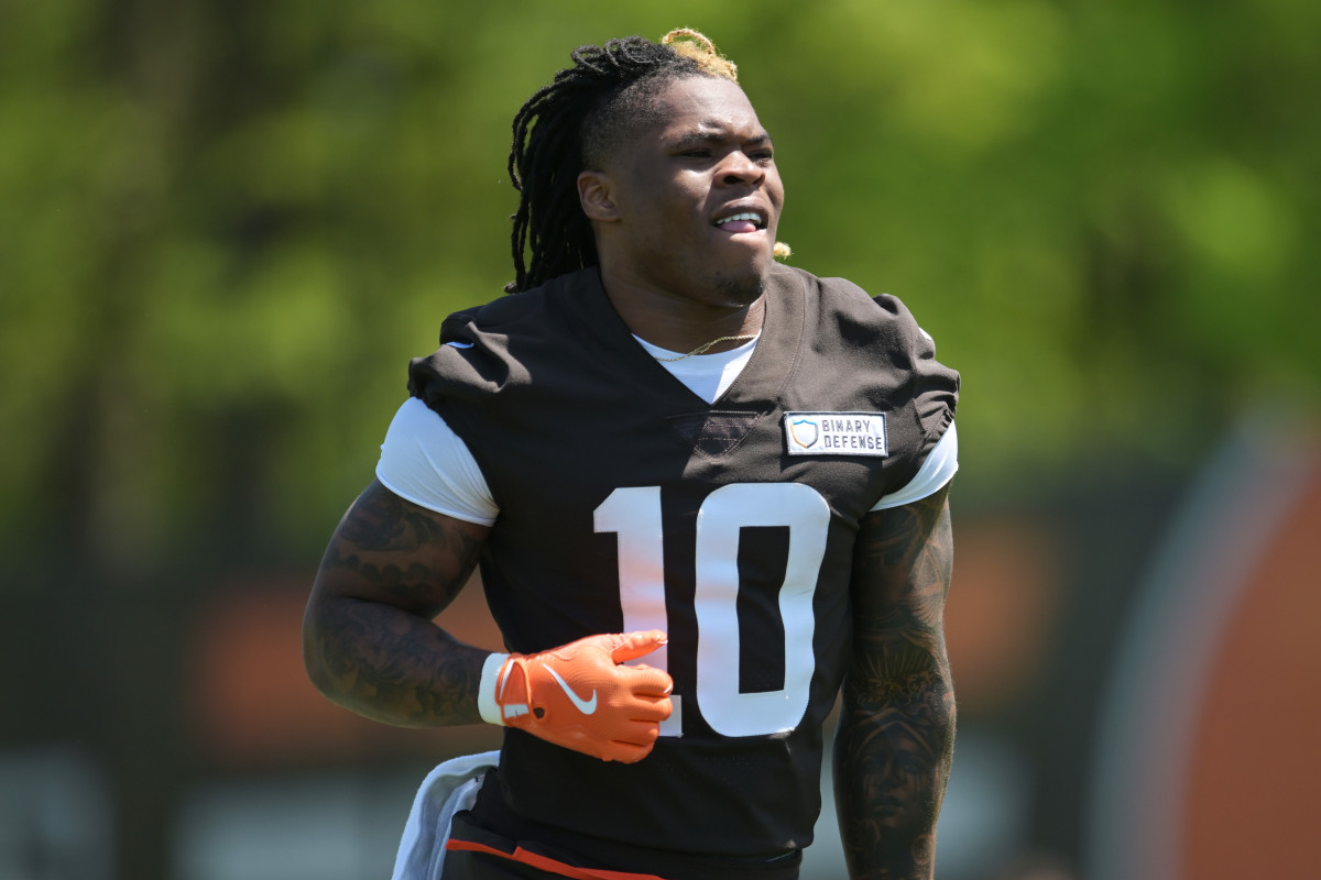 Shockwaves in the NFL: Star Running Back's Arrest Sparks Fierce Debate Among Fans
