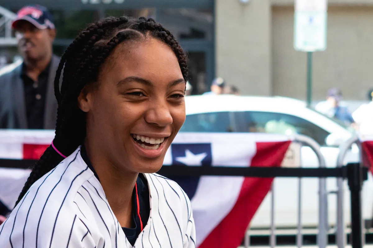 From Strikeout to Spotlight: Mo’ne Davis’ Electrifying First Pitch to MLB Star Robert Hassell III Revealed!