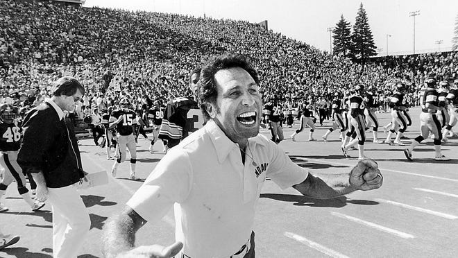 Unexpected Quarterback Hero Emerges for Wisconsin, Sparks Comeback with Stunning Pass to Eugene Hilton Jr.
