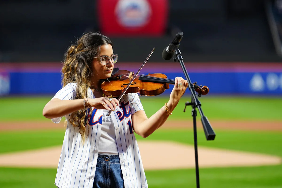 Francisco Lindor’s Stunning Homer Right After Wife’s Soul-Stirring Violin Anthem Leaves Fans Speechless