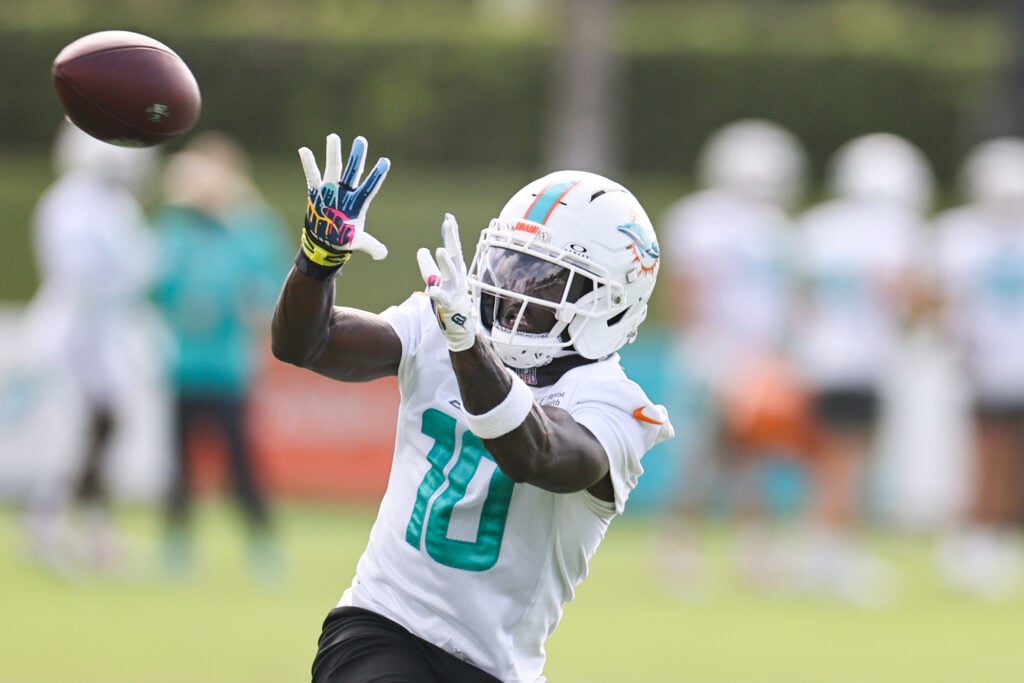 Shockwaves in the NFL: Two Unlikely Teams Poised to Battle for Tyreek Hill’s Future!