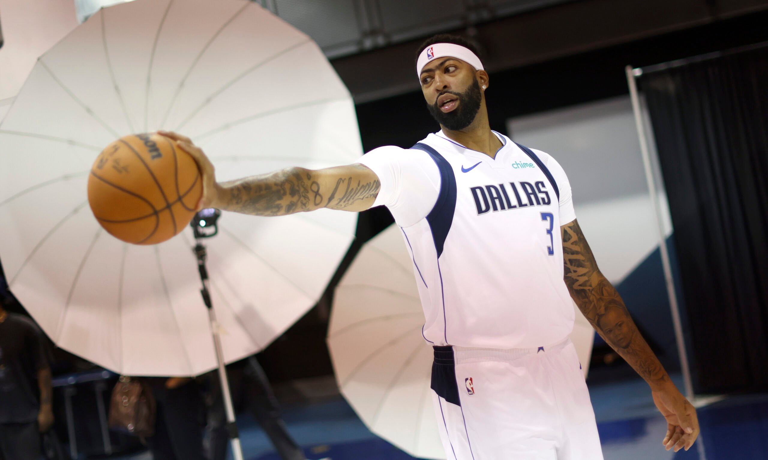 Anthony Davis Unveils Stunning New Look That Has Fans Buzzing—You Won’t Believe the Transformation!