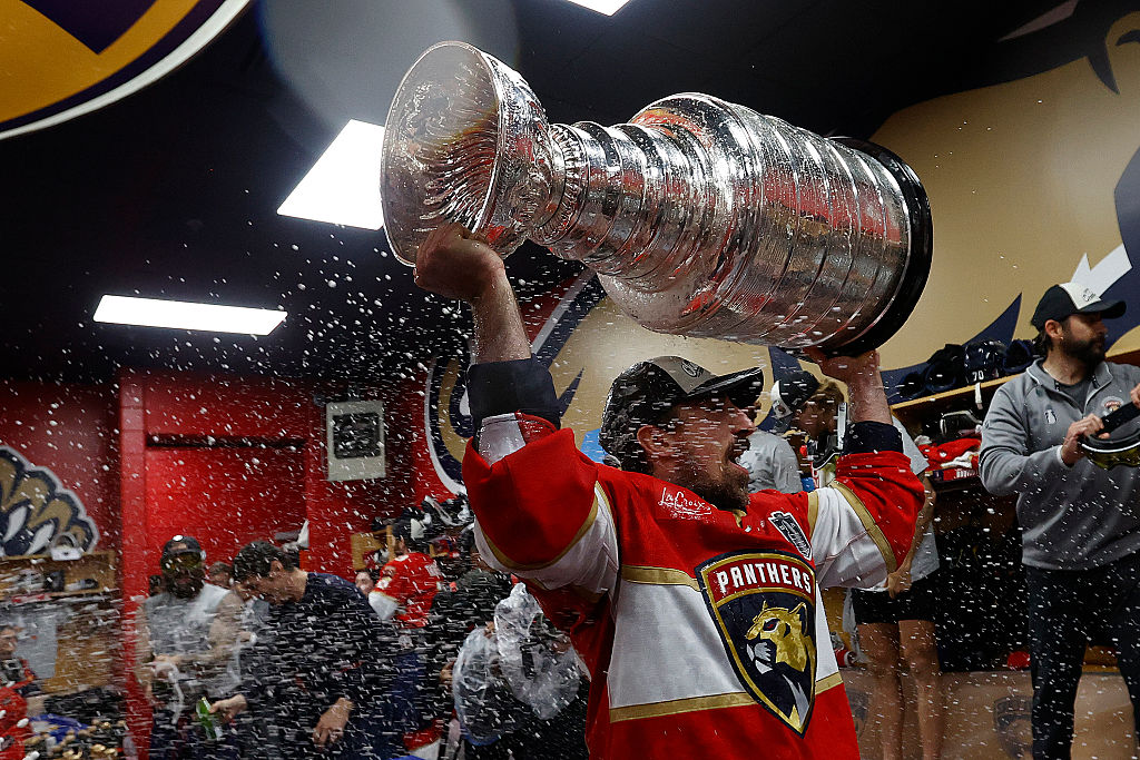 Blackhawks vs Panthers: Who Will Ignite the Ice and Light the Lamp First?