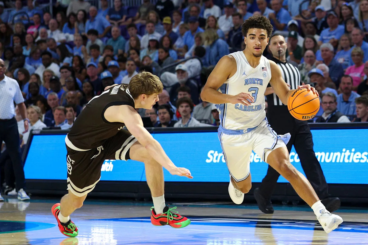 Unseen Hero Emerges: Hubert Davis Reveals UNC’s Secret Weapon in Stunning St. Bonaventure Victory