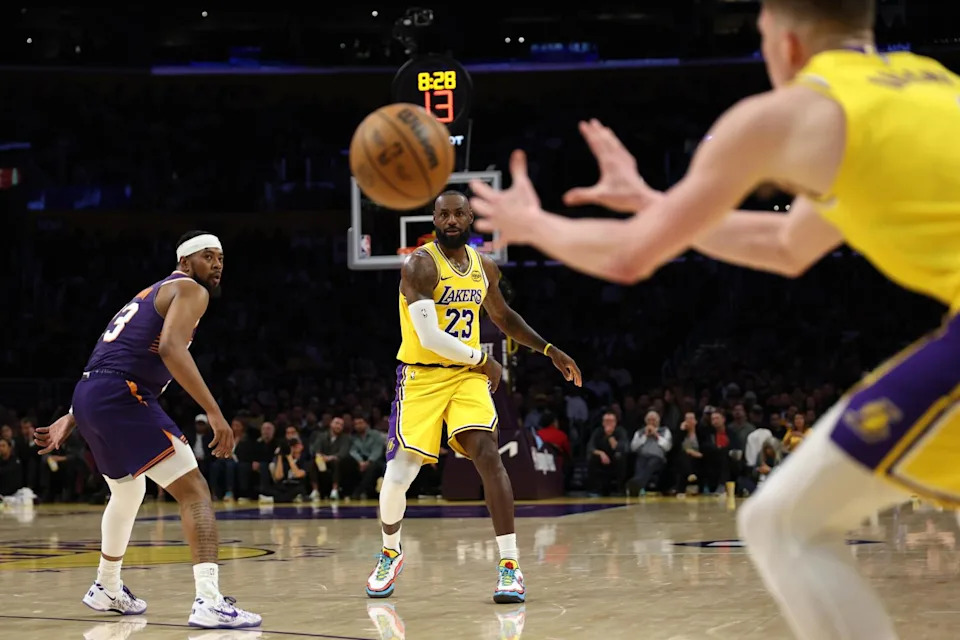 Stunning Collapse: Lakers’ Unbeaten Streak Explodes in Devastating Suns Rout