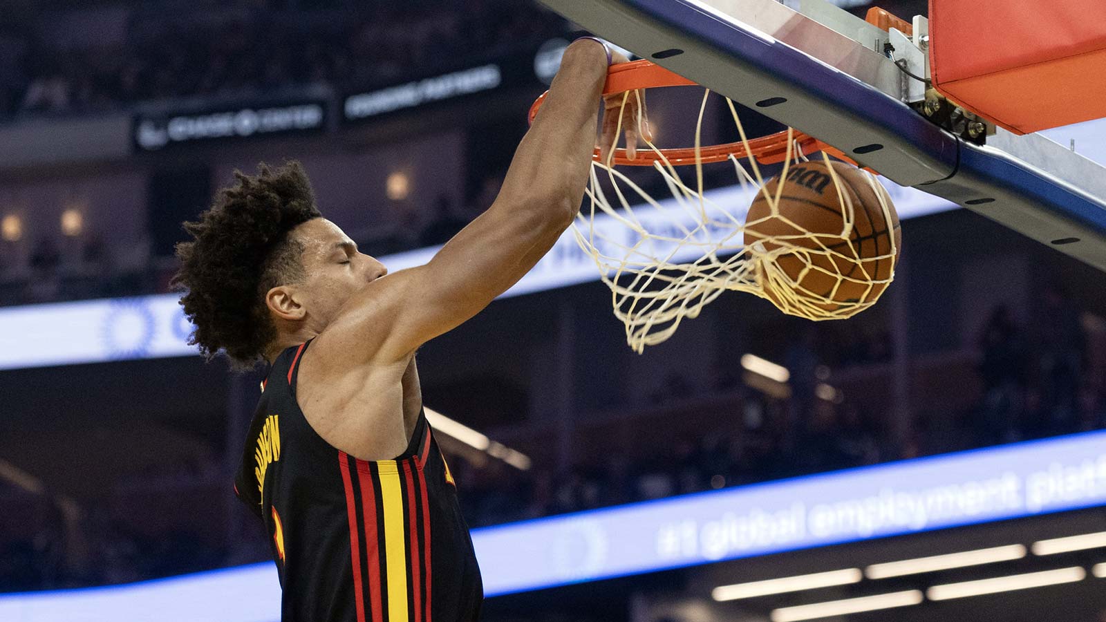 Watch Hawks’ Jalen Johnson Unleash Jaw-Dropping Dunk That Stuns Warriors and Sparks Frenzy