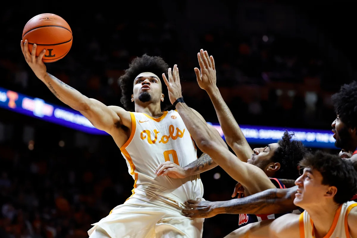 Ament's Explosive 2nd Half Ignites Tennessee's Stunning Triumph Over Ole Miss, Shocking Fans and Defying Expectations