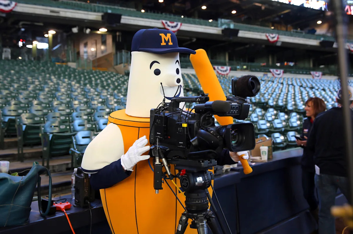 Brewers Unveil 2026 Spring Training Broadcast Schedule: Which Surprise Commentators Will Take the Mic?