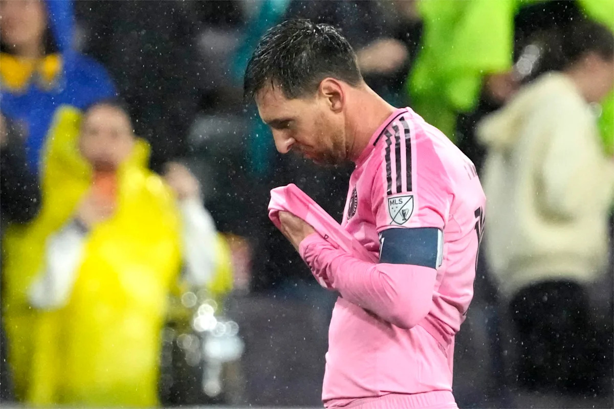 Lionel Messi’s 900th Goal Shocks Football World—What It Means for Ronaldo and the Rivalry Ahead